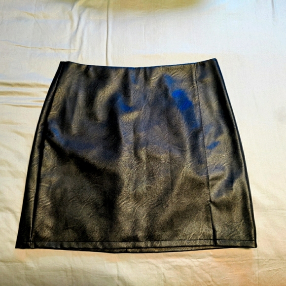 Black faux leather skirt - Picture 1 of 3
